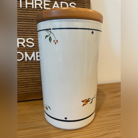 Gorham Ariana 8.25" Ceramic Canister with sealing wooden lid EVUC - Picture 2 of 8